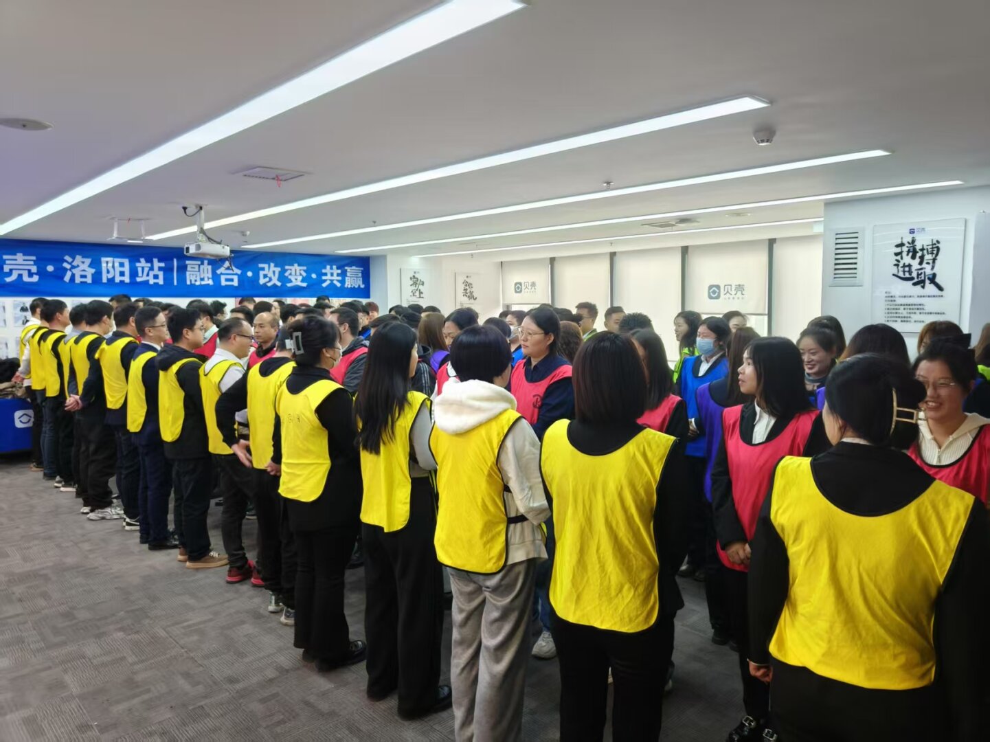 团队配合默契无间，夺冠路上坚定向前 