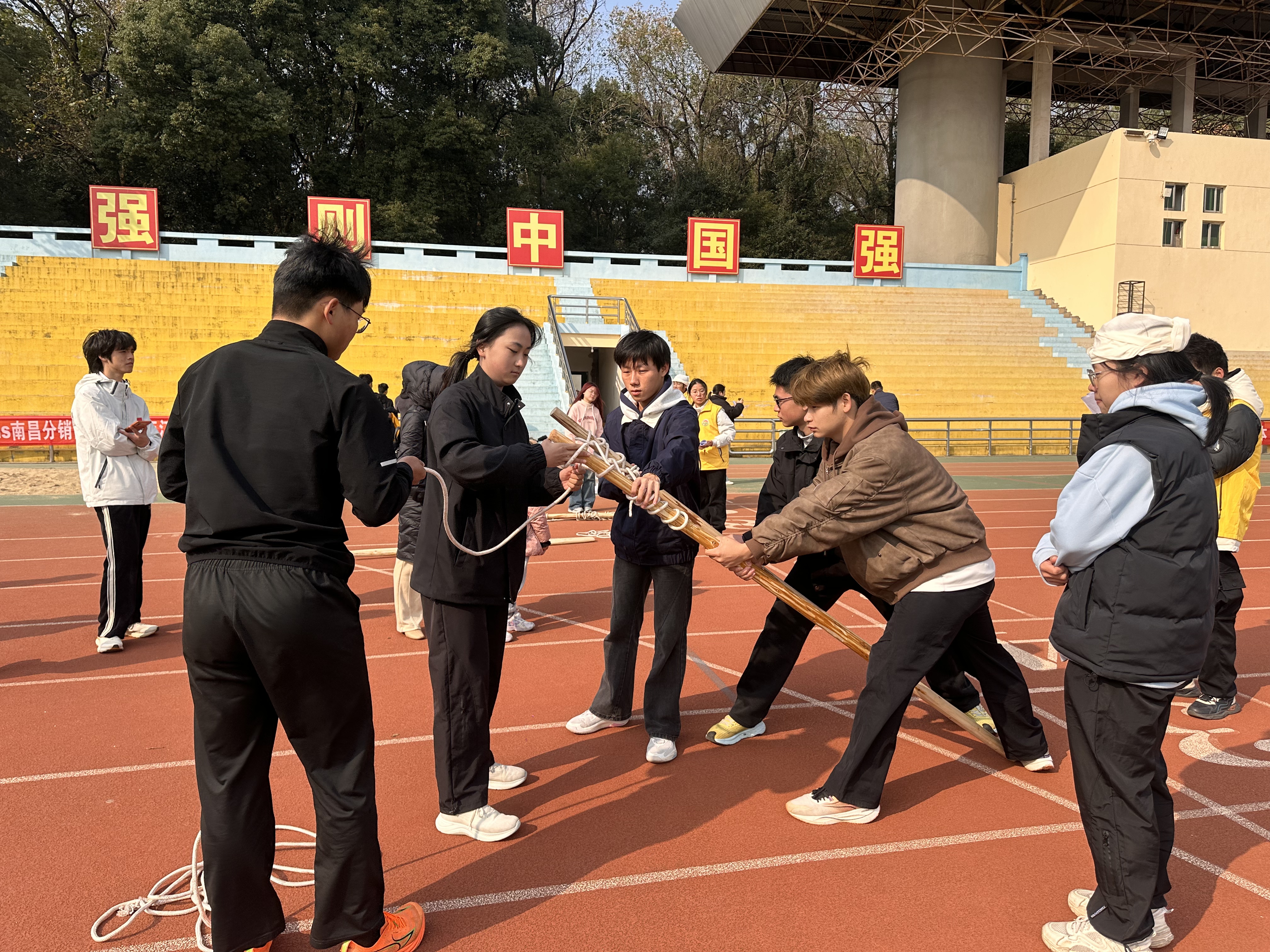 江西队在最新一场比赛中展现出团队的默契配合 